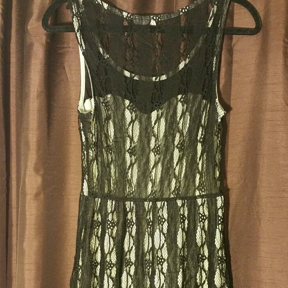 Lace dress - Picture 2 of 3
